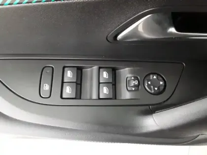 Photo 43 Peugeot 2008  Electrique 136 ch