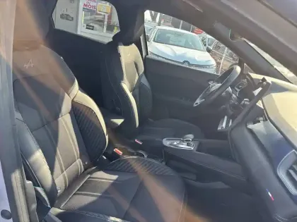 Photo 12 Renault Captur  E-Tech full hybrid 145 ch