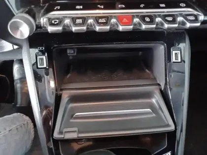 Photo 28 Peugeot 208  BlueHDi 100 S&S BVM6