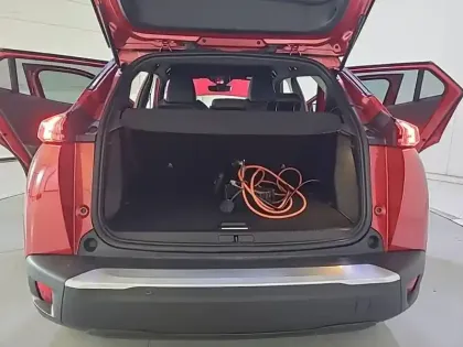 Photo 6 Peugeot 2008 Gén. II Ph1 NG GT 5