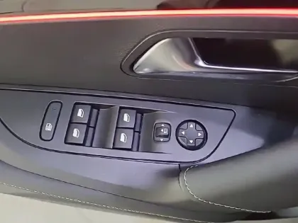 Photo 31 Peugeot 2008 Gén. II Ph1 NG GT 5