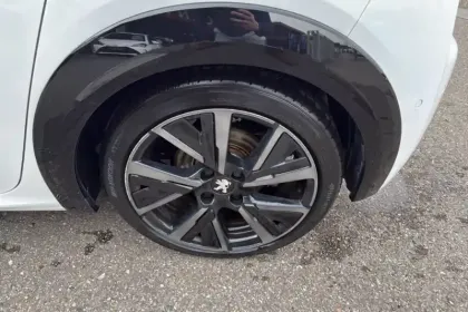 Photo 11 Peugeot 208  Electrique 50 kWh 136ch