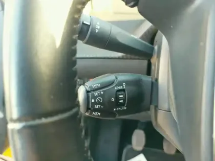 Photo 39 Peugeot 208  BlueHDi 100 S&S BVM6