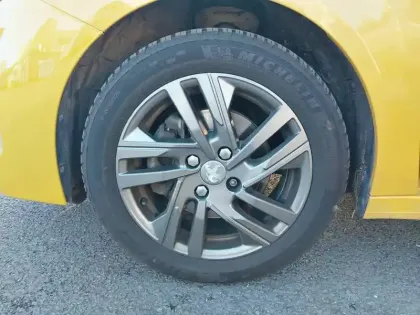 Photo 32 Peugeot 208  BlueHDi 100 S&S BVM6