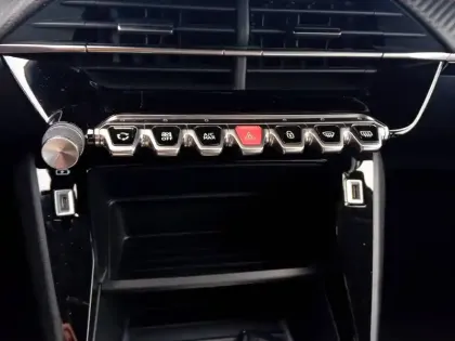 Photo 17 Peugeot 208  Electrique 50 kWh 136ch