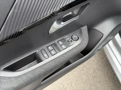 Photo 19 Peugeot 208  Hybrid 100 e-DCS6 Style