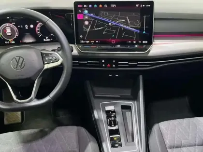 Photo 9 Volkswagen Golf 1.5 eHybrid 204 DSG6 VW Edition