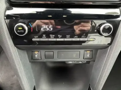 Photo 13 Toyota Yaris Hybride 130h Design