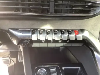 Photo 15 Peugeot 3008 Hybrid 136 e-DCS6 GT