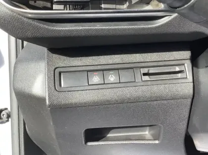 Photo 25 Peugeot 3008 Hybrid 136 e-DCS6 GT