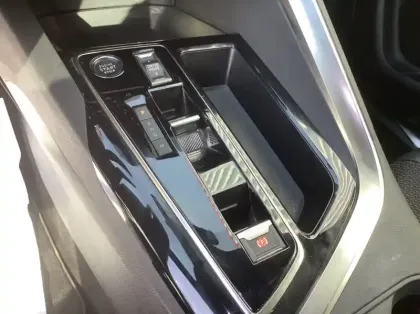 Photo 21 Peugeot 3008 Hybrid 136 e-DCS6 GT