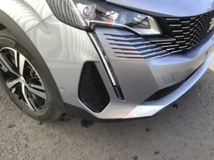 Photo 24 Peugeot 3008 Hybrid 136 e-DCS6 GT