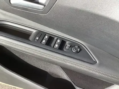 Photo 16 Peugeot 3008 Hybrid 136 e-DCS6 GT