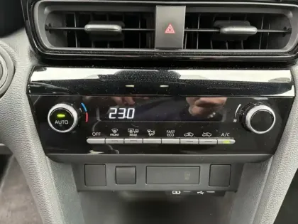 Photo 13 Toyota Yaris Hybride 130h Design