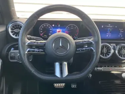 Photo 19 Mercedes Classe A 200 d AMG Line