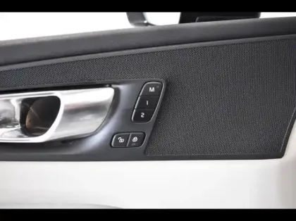 Photo 13 Volvo Xc60  T6 Hybride Rechargeable 253 + 145ch Plus Style Dark Geartronic 8 AWD