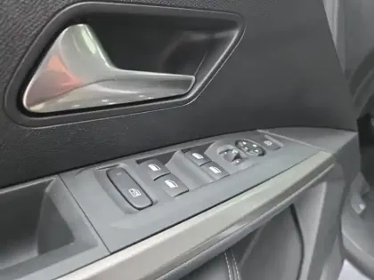 Photo 11 Peugeot 3008  1.2 Hybrid 136ch Allure e-DCS6