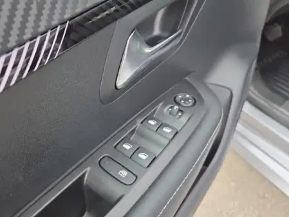 Photo 11 Peugeot 208  1.2 Hybrid 110ch Allure e-DCS6