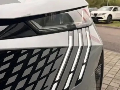 Photo 7 Peugeot 5008  Hybrid 145ch Allure e-DCS6