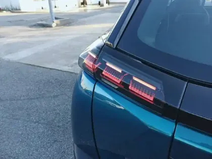 Photo 47 Peugeot 2008  Hybrid 145 e-DCS6