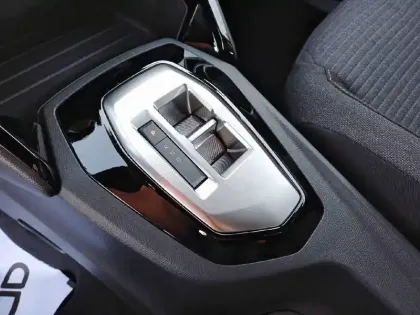 Photo 44 Peugeot 2008  Hybrid 145 e-DCS6