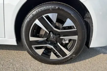 Photo 13 Peugeot 208  Hybrid 110 ch e-DCS6