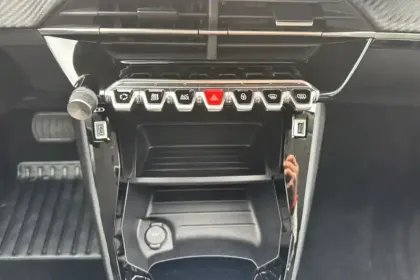 Photo 19 Peugeot 208  Electrique 50 kWh 136ch