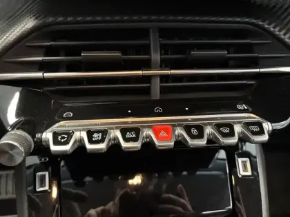 Photo 19 Peugeot 208  Electrique 54 kWh 156ch