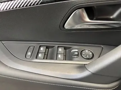 Photo 44 Peugeot 2008  Hybrid 145 e-DCS6