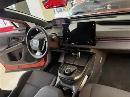 Photo 11 Toyota C-HR + 224ch 77kWh Design Grande Autonomie