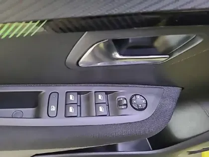 Photo 27 Peugeot 208  PureTech 100 S&S BVM6