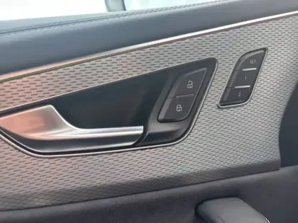 Photo 80 Audi Q8  60 TFSI e 490 Tiptronic 8 quattro