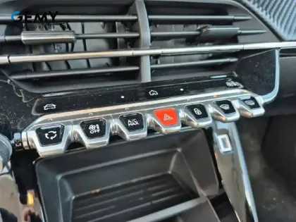 Photo 15 Peugeot 208  Electrique 54 kWh 156ch