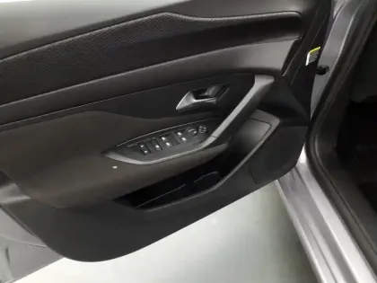 Photo 17 Peugeot 308  SW PHEV 180 e-EAT8 Active Pack