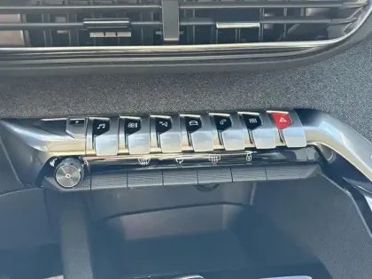 Photo 12 Peugeot 3008  Hybrid 225 e-EAT8 Allure Pack