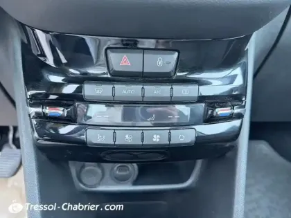 Photo 12 Peugeot 208  PureTech 82ch S&S BVM5 Signature