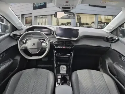 Photo 8 Peugeot 208  1.2 Hybrid 110ch Allure e-DCS6