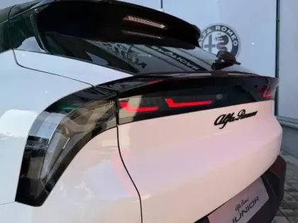 Photo 10 Alfa Romeo Junior  1.2 Ibrida 145ch Techno e-DCT6