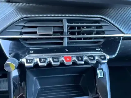 Photo 14 Peugeot 208  1.2 Hybrid 110ch Style e-DCS6