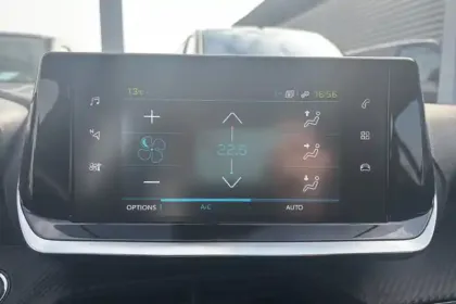 Photo 27 Peugeot 208  Electrique 50 kWh 136ch