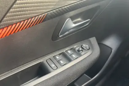 Photo 21 Peugeot 208  Electrique 50 kWh 136ch