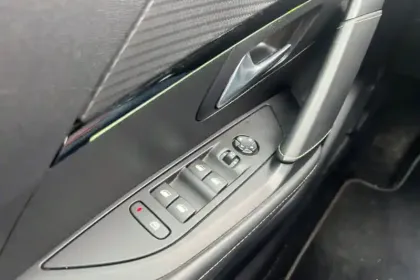 Photo 38 Peugeot 208 Gén. II Ph1 NG GT 5