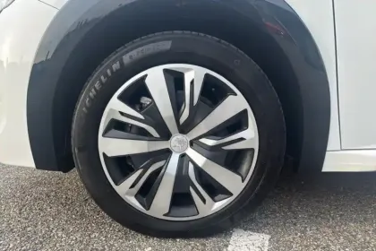 Photo 11 Peugeot 208  Electrique 50 kWh 136ch