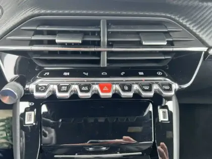 Photo 19 Peugeot 208  Electrique 50 kWh 136ch