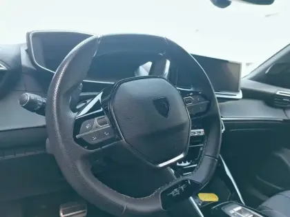 Photo 8 Peugeot 2008  PureTech 130 S&S EAT8