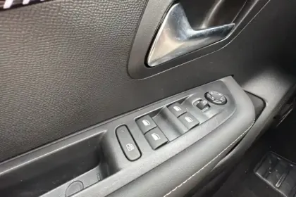 Photo 20 Peugeot 208  Hybrid 110 ch e-DCS6