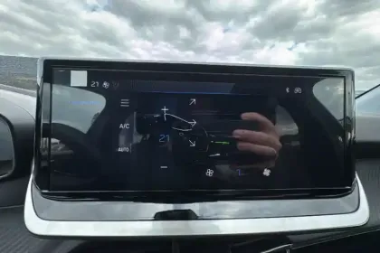 Photo 16 Peugeot 208  Hybrid 110 ch e-DCS6