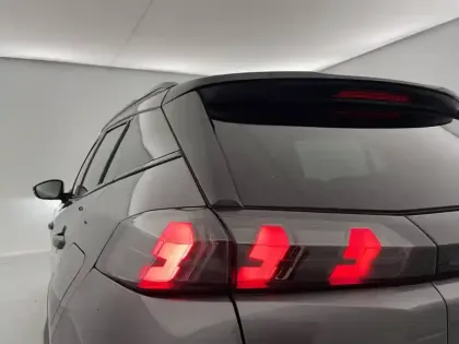 Photo 90 Peugeot 2008  PureTech 130 S&S EAT8