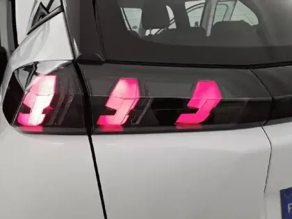 Photo 26 Peugeot 2008  BlueHDi 100 S&S BVM6