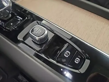 Photo 10 Volvo Xc60  T6 Hybride Rechargeable 350ch Ultra Style Dark Geartronic 8 AWD